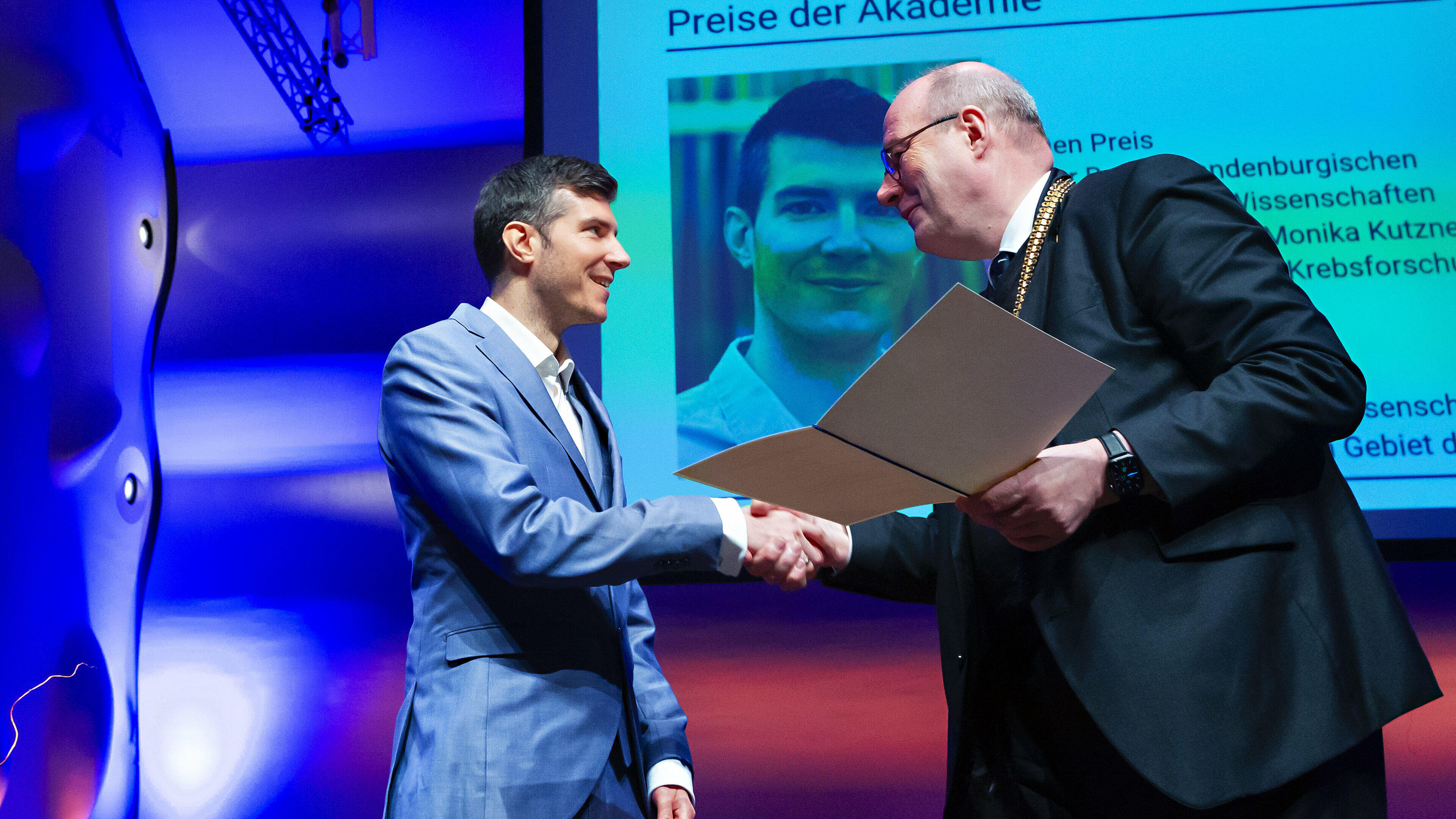 Den Preis der Berlin-Brandenburgischen Akademie der Wissenschaften – gestiftet von der Monika Kutzner Stiftung zur Förderung der Krebsforschung erhielt in diesem Jahr Simon Haas.