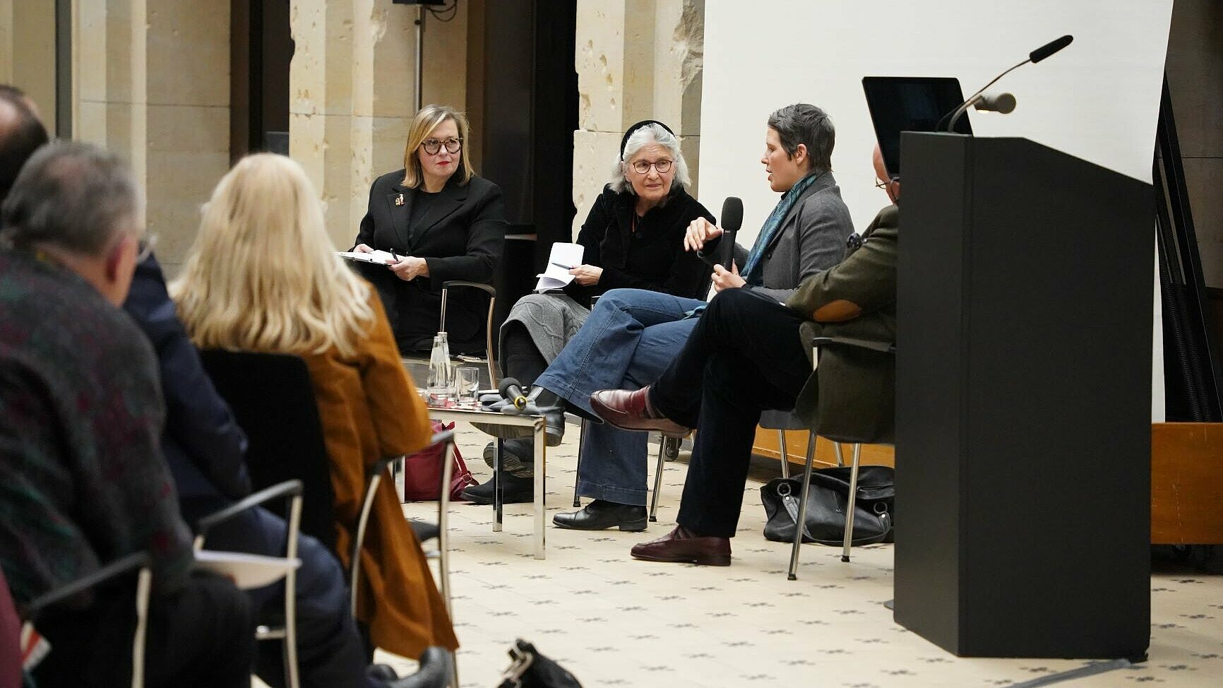 Podiumsdiskussion "Kann Wissenschaft Konflikte lösen?" am 12.02. mit Lorraine Daston, Viola Priesemann und Peter Strohschneider, moderiert von Anita Traninger.