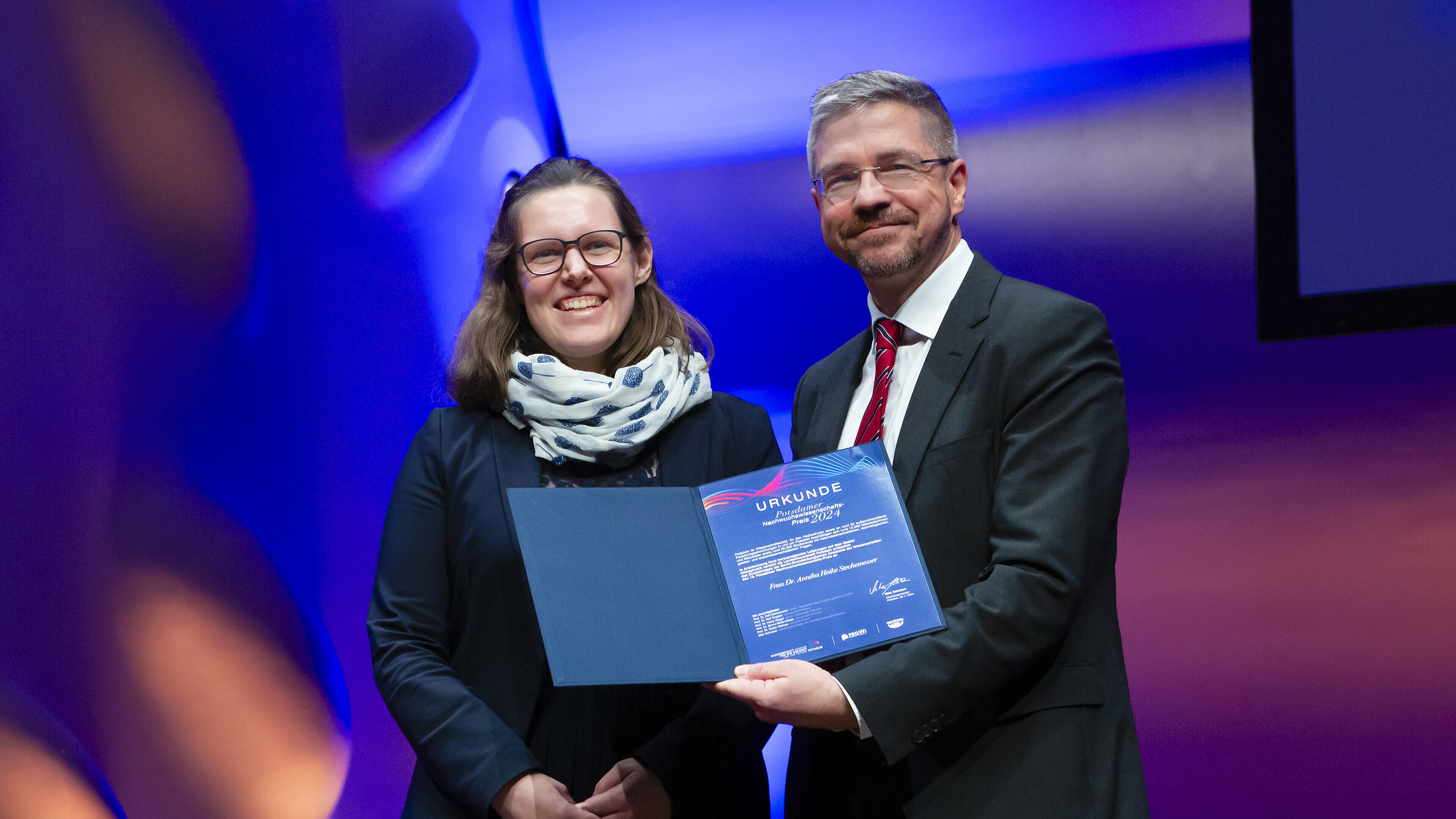 Mike Schubert vergibt den Potsdamer Nachwuchswissenschafts-Preis in diesem Jahr an Annika Heike Stechemesser.