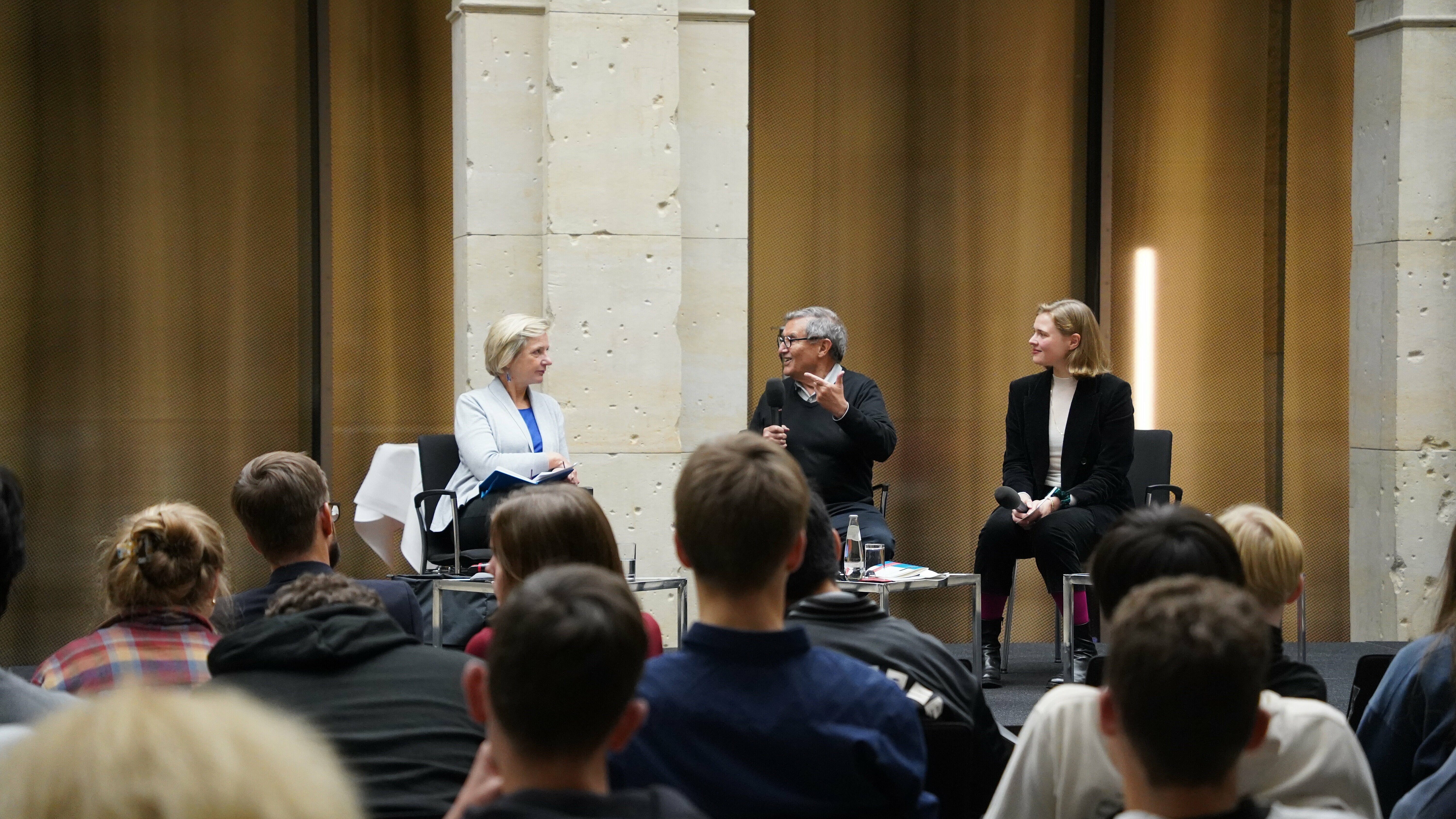 Akademiemitglied Mitchell Ash (Universität Wien) und Anja Osterhaus (Reporter ohne Grenzen) diskutierten am 1. Oktober mit Schüler:innen die Dynamik der drei Freiheiten: Meinungs-, Presse- und Wissenschaftsfreiheit. Ein Beitrag des Jahresthemas 2023|24 „Projekt: Aufklärung!“   zum Programm „Perspektive: FREIHEIT“ der Union der deutschen Wissenschaftsakademien im Wissenschaftsjahr 2024 – Freiheit. Gefördert vom Bundesministerium für Bildung und Forschung.