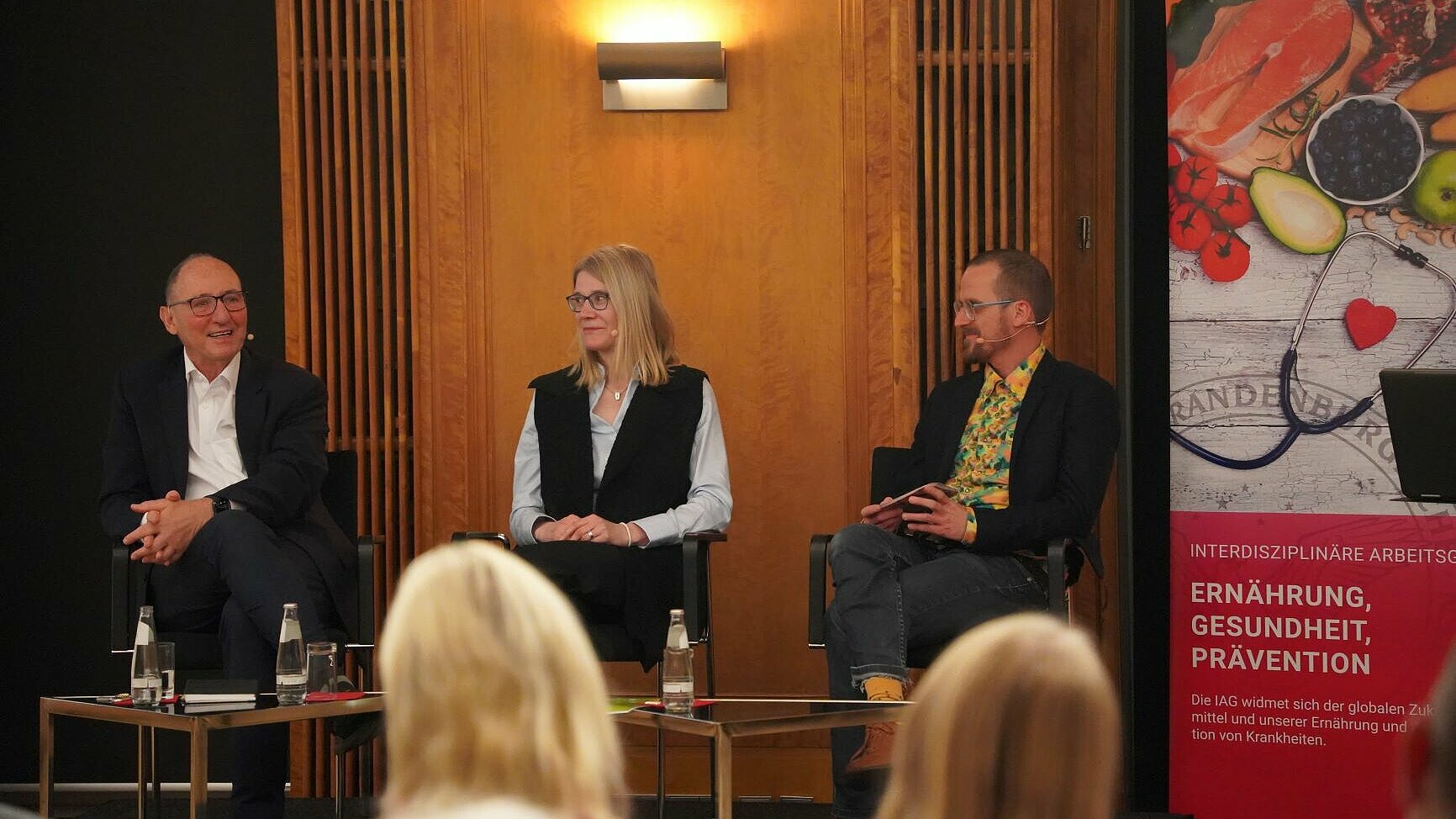 Podiumsdiskussion „Wie gut ist ,Bio' für Mensch und Natur?“ mit Hermine Mitter (Universität Graz, Österreich) und Urs Niggli (Institut für Agrarökologie, Aarau, Schweiz), moderiert von Benjamin Bodirsky (Potsdam-Institut für Klimafolgenforschung), am 7. November 2024 im Einstein-Saal der BBAW.