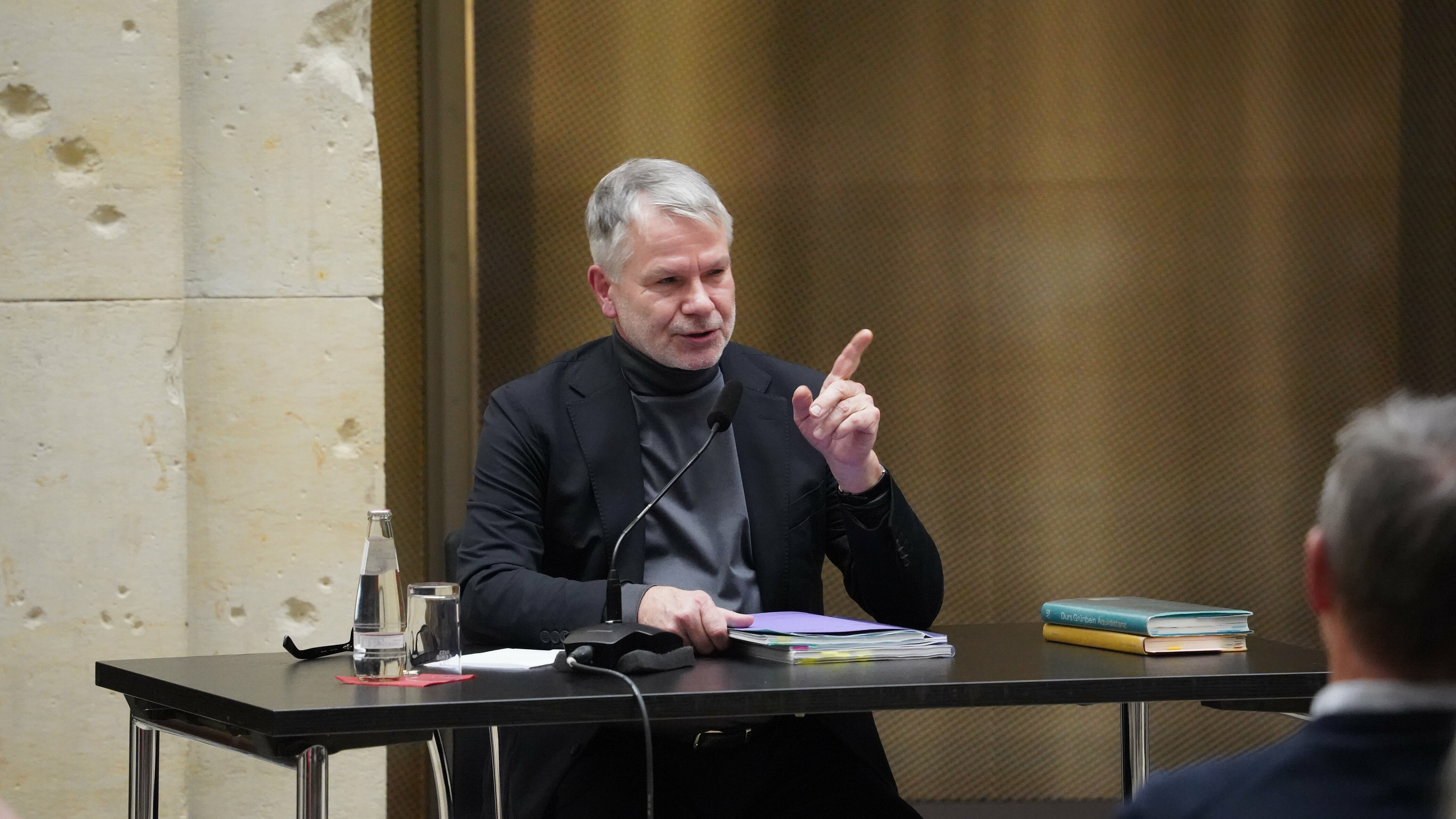 Schriftsteller Durs Grünbein bei der Finissage „Hier blüht dauernder Lenz, hier strahlt fast zeitloser Sommer" am 18.12. in der BBAW.